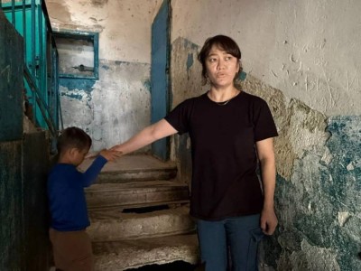 Ақтөбе әкімдігі көпбалалы ананы көгерген жатақханаға орналастырған.