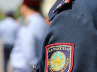 Шымкентте полицейлер тілшіні соққыға жықты.