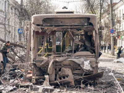 Сум қаласын атқылағанда украиналық әскери қызметкерлерді марапаттап жатқан.