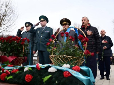Әскери қызметшілер тәжік-ауған шекарасында қаза тапқан жауынгерлерді еске алды.