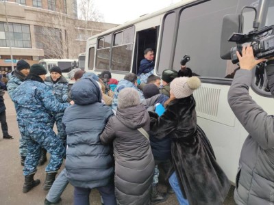 Дулат Ағеділдің жерлеуінен қайтқан адамдарды полиция ұстады.