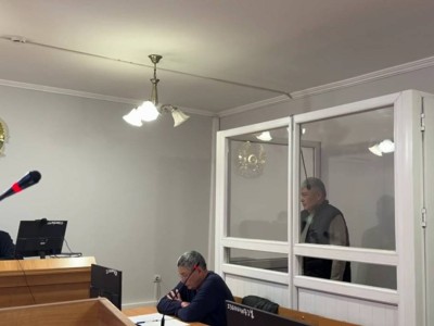 Алматы әуежайында қызметкерді кепілге алған адамның соты өтіп жатыр.