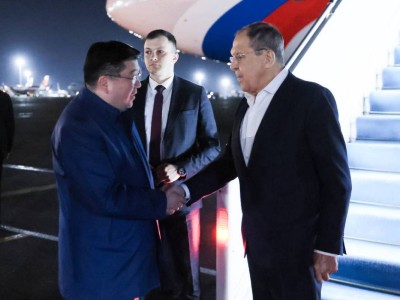 «Мен қазақпын, қырғыз ол – туысқаным»: Қырғызстан президенті ресми кездесуде өлең оқыды.