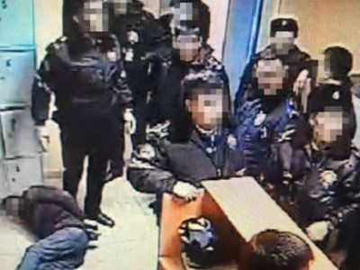 Ақтөбеде ұсталған азаматты тепкілеген 10 полицей жұмыстан шығарылды (видео).