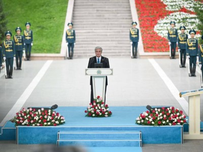 Президент Мемлекеттік ту көтеру рәсіміне қатысты.