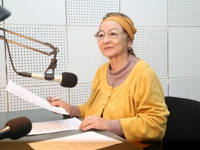 Қазақ журналистері Сауық Жақановаға «ҚР Халық әртiсi» атағын беруді сұрайды.