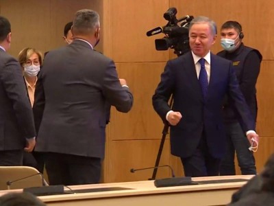 Досым Сәтпаев: «Ескі ойыншылардан құрылған парламент».