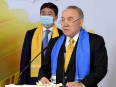 Перуашев Назарбаевты, «ADAL» «Nur Otan»-ды құттықтады.