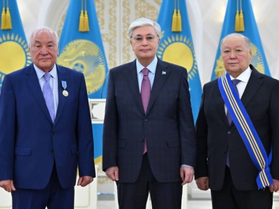 Президент мемлекеттік наградалар тапсырды .