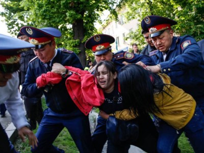 «Бұл дағдарыс қазіргі саяси және экономикалық жүйенің тиімсіздігін көрсетеді».
