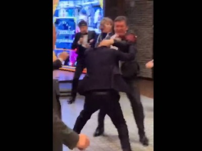 Қазақстандық әншілердің төбелесі видеоға түсіп қалды.