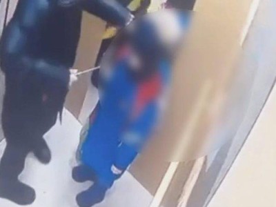 Лифтіде  балаға шабуыл жасаған жасөспірімді санитарлар соққыға жыққан.