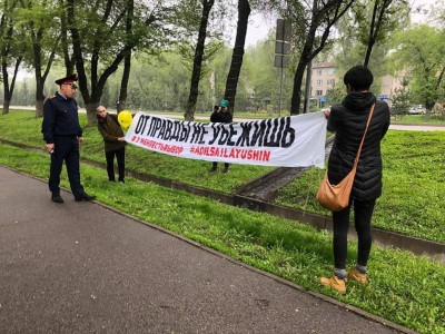 Алматыда кезектен тыс президент сайлауына қатысты плакат ұстаған адамдарды полиция ұстады.