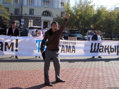 АЭС салуға қарсы митингіге шақырғаны үшін Болатбек Біләлов кеше түнде 15 күнге қамалды.
