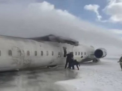 Канадада ұшақ қонар кезде аударылып қалды.