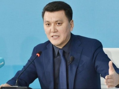 Тілді саясиландыруға еш жол берілмеу керек — Ерлан Қарин.