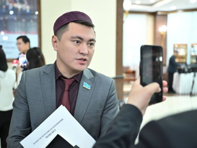 Депутат Дәулет Мұқаев жалған ақпарат үшін кешірім сұрады. Депутатқа заң жүрмей ме?.