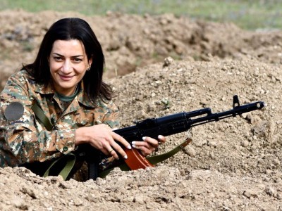 Пашинянның әйелі жасағымен Қарабақ соғысына қатысады.