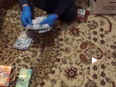 Шардарада білім бөлімінің қызметкерлері ақша жымқырды деген күдікке ілінді.
