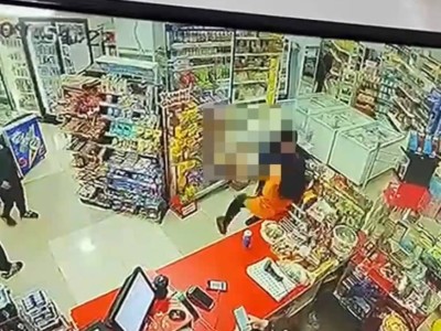 Семейде дүкендегі тонау видеоға түсіп қалды.