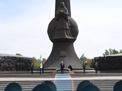 Қасым-Жомарт Тоқаев «Отан Ана» монументіне гүл шоғын қойды.