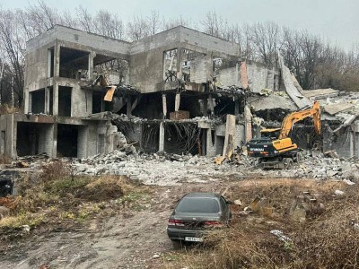 Алматының тау бөктеріне ірі нысан заңсыз салынған.
