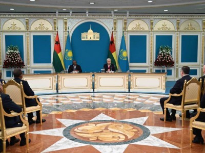 Қасым-Жомарт Тоқаев пен Умару Сисоку Эмбало БАҚ өкілдері үшін брифинг өткізді.