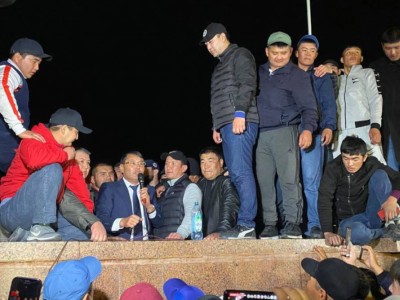 Сооронбай Жээнбеков өз қарсыластарынан көмек сұрап жатыр.