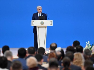 Елімізде адамды «мына тілде сөйле» деп мәжбүрлемеуі тиіс – Тоқаев.