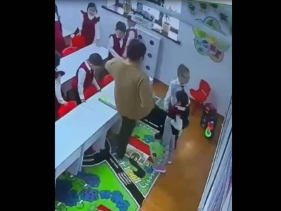 Атырауда балабақша тәрбиешісі балаға қатігездік көрсеткені үшін жұмыстан шығарылды.