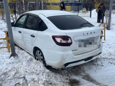 Автокөлікті масаң күйде жүргізген блогер қоршауға соғылды.