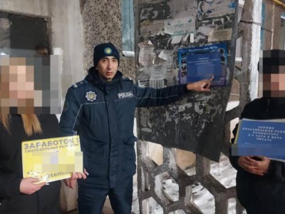 Қарағандыда есірткі жарнамасын іліп жүрген оқушы қыздар ұсталды.