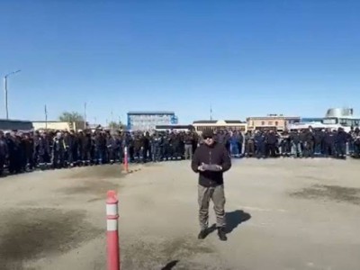 Теңіз кен орнының жұмысшылары жалақыны көтеруді талап етті.