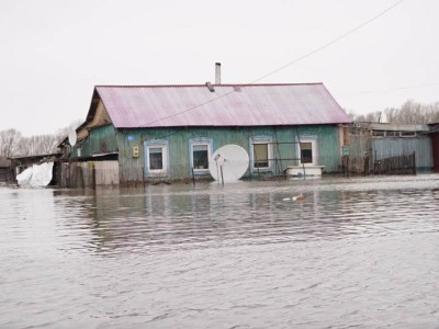 Атбасарда су басқан саяжайдың шатырынан бір адам эвакуацияланды.