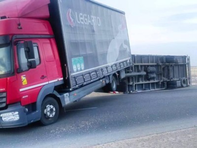 Абай облысында қатты жел жүк көлігінің тіркемесін аударып жіберді.