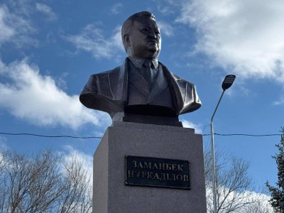 Кегенде Заманбек Нұрқаділовке арналған ескерткіш-бюст ашылды.