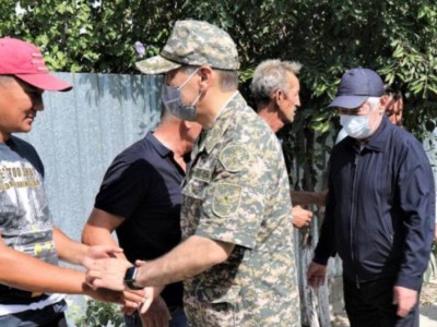 Министр жарылыстан қаза болғандардың отбасына барды.
