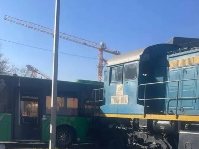 Алматыда автобус пен тепловоз соқтығысты.