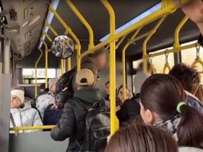 Алматыда автобуста әйелді ұрған 66 жастағы ер адам ұсталды.