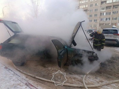 Павлодарда көшенің ортасында көлік өртеніп кетті.
