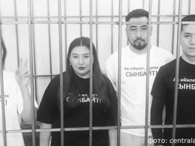 Қырғыз соты төрт журналистің қамаудағы мерзімін ұзартты.