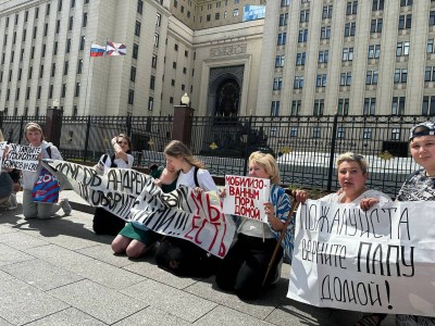 Ресейде соғысқа кеткендердің әйелдері наразылыққа шықты.