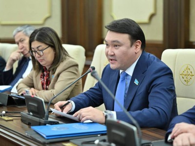 Депутат Мақсат Толықбай фонограмманы қолдануға тыйым салуды ұсынды.