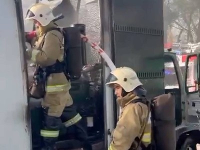 Алматыда көшенің ортасында жүк көлігі өртеніп кетті.