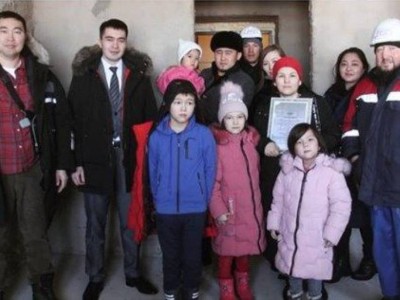 Көп балалы отбасына пәтер сыйылауға уәде берген кәсіпкер сөзінде тұрды.