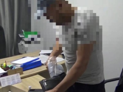 Бас инженер 9 млн теңге заңсыз сыйақы алу барысында ұсталды.