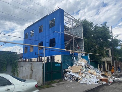 Алматыда соттың шешімімен үш қабатты ғимарат сүріле бастады.