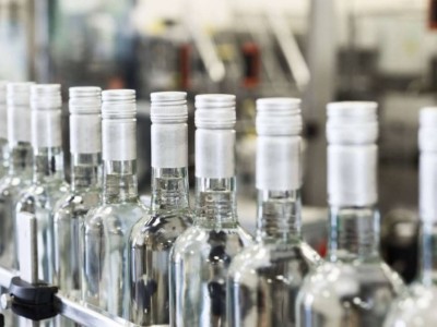 Шымкенттегі зауытта есепке алынбаған алкоголь өндіріліп заңсыз сатылған.