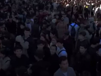 Астанада тегін донер таратылады деген жарнамаға 4 мың адам жиналған.