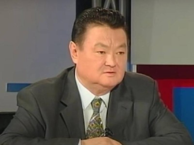 Тоқаев Нұрқаділовке ескерткіш орнатқалы жатыр.